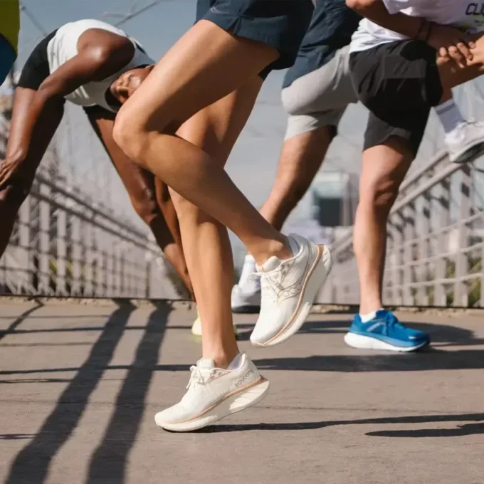 Saucony Ride 18 met brede pasvorm voor dames